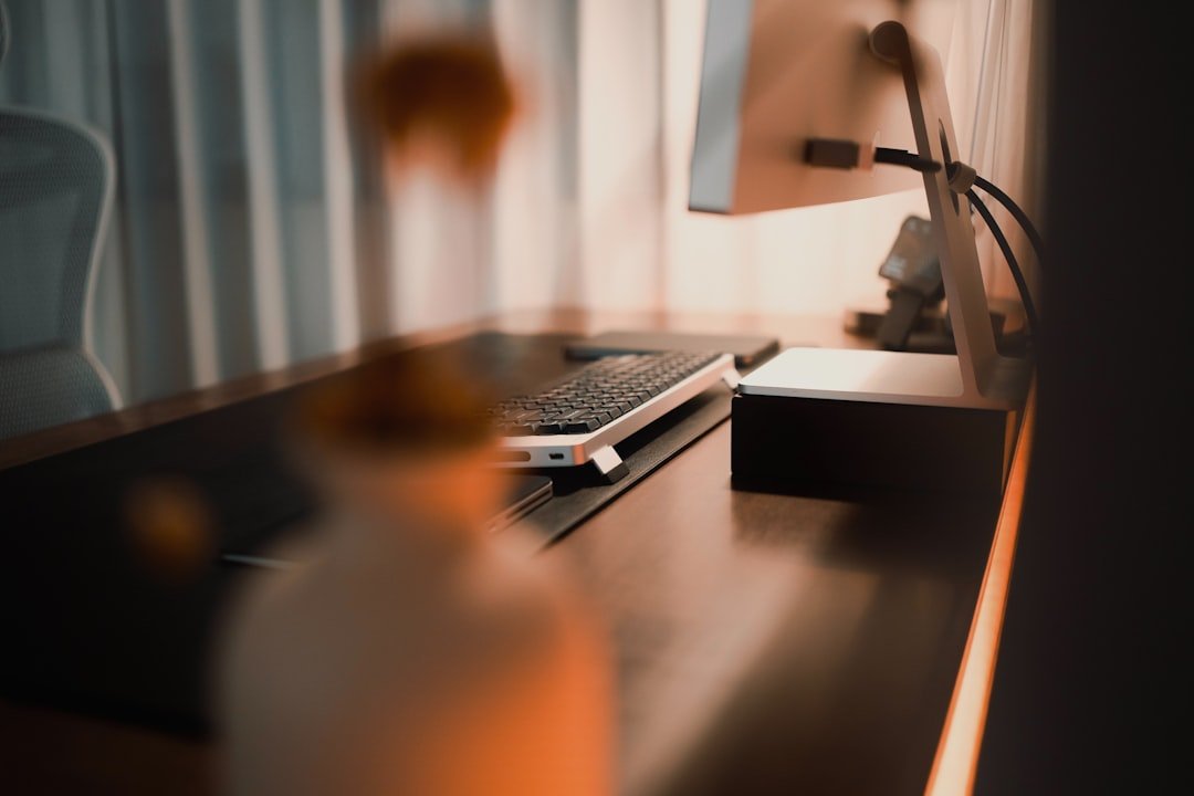 Fikrimje Creative ana sayfa hero için koyu modern yaratıcı çalışma masası; fotoğraf Bunny Lau / Unsplash